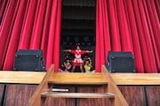 ステージの幕が開くと、そこには5人の学生応援アイドルが。