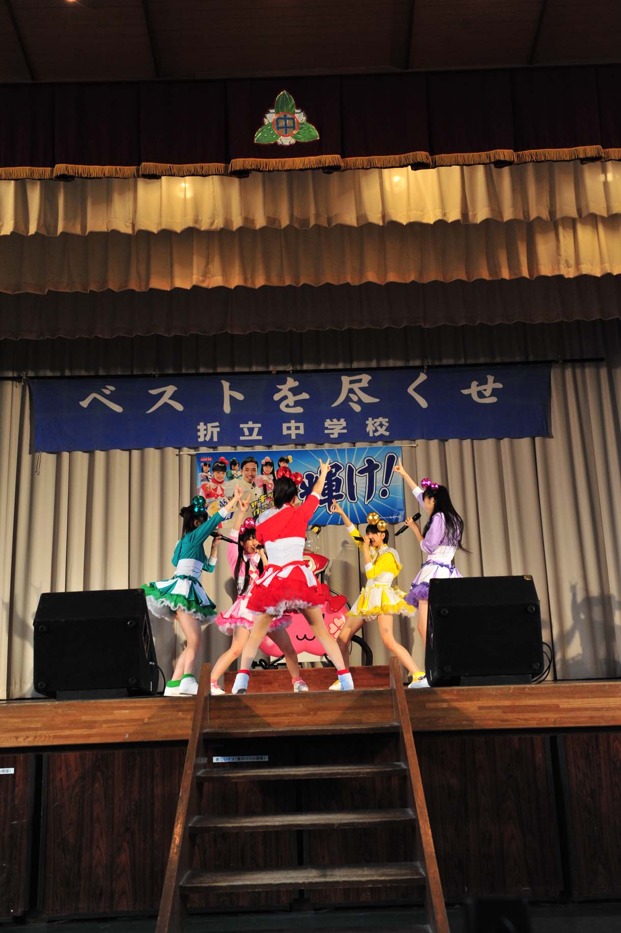 体育館で「猛烈宇宙交響曲・第七楽章『無限の愛』」を歌うももクロ爽。
