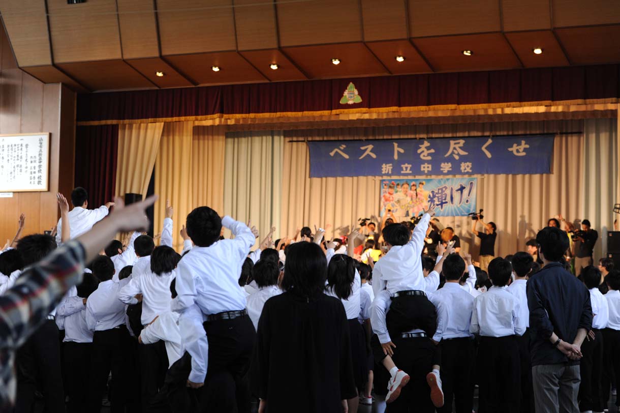 今週の人気の画像4位は「ももクロ、仙台サプライズライブで小中学生に全力エール」より、会場の様子。