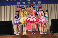 笑顔全開で歌を届けるももクロ爽。