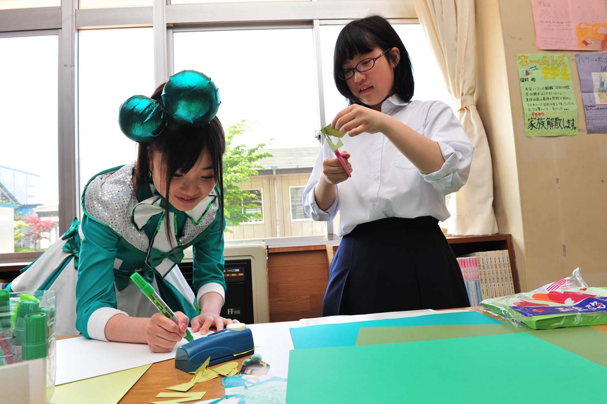 美術部長とコンビを組んだありやすは得意のカエルのイラストをコラージュ。