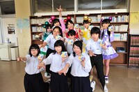 今週の人気の画像9位は「ももクロ、仙台サプライズライブで小中学生に全力エール」より、ももいろクローバーZと美術部員。