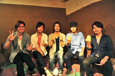 Ustream配信を終え、リラックスした表情のTHE BACK HORNと永戸鉄也。