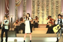 「風が吹いている」を演奏するいきものがかり。