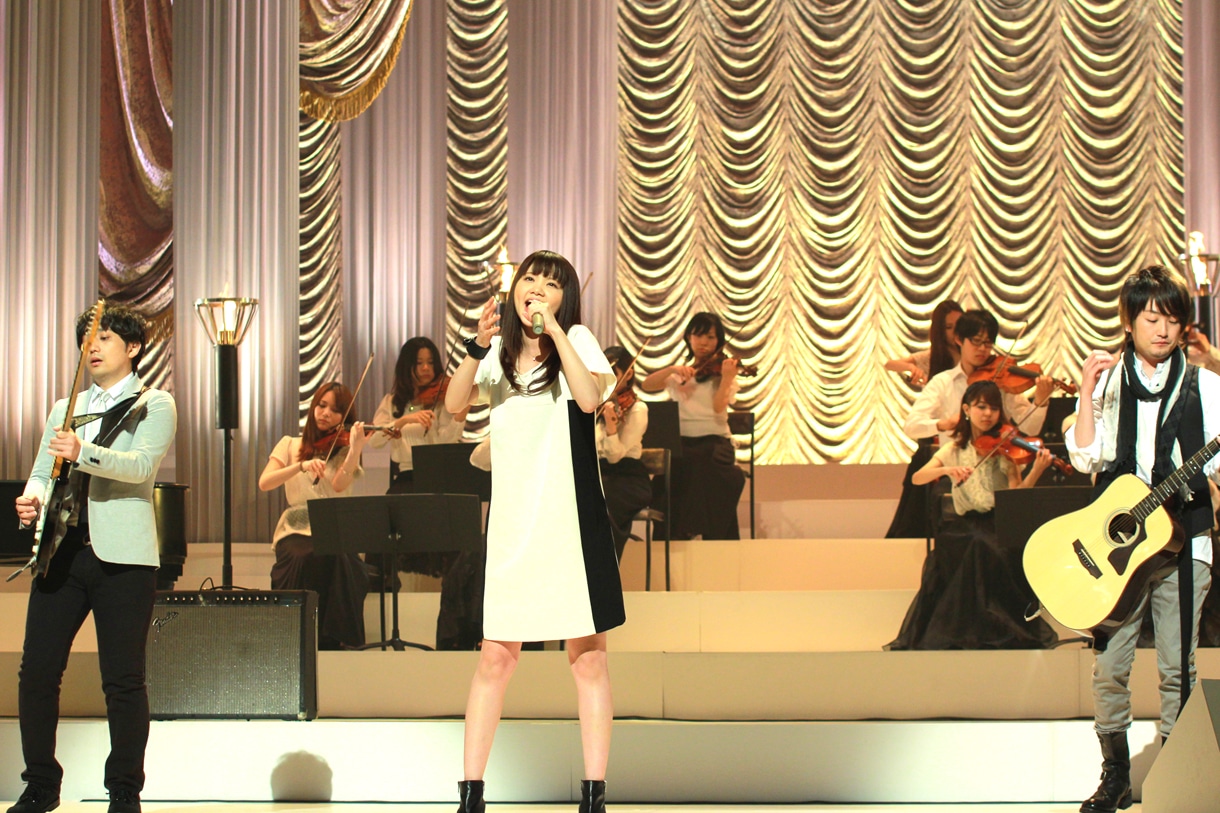 「風が吹いている」を演奏するいきものがかり。