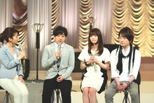 廣瀬アナウンサー（写真左）の質問に真剣に答えるいきものがかりの3人。