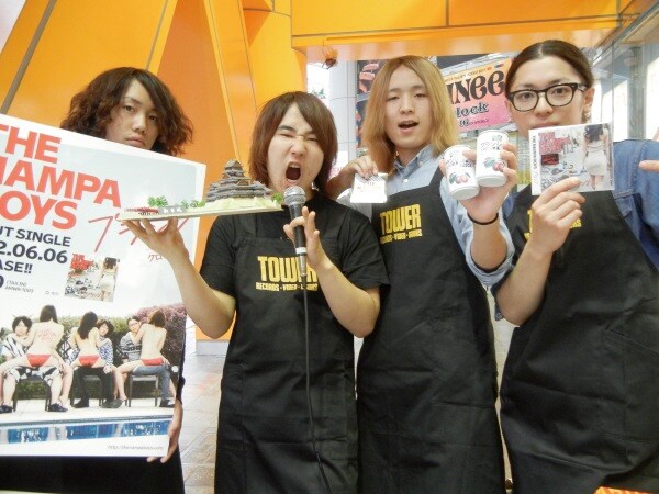 タワーレコード渋谷店頭で販促活動に勤しむTHE NAMPA BOYS。
