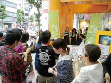 「プランジ」手売り販売中のTHE NAMPA BOYS。