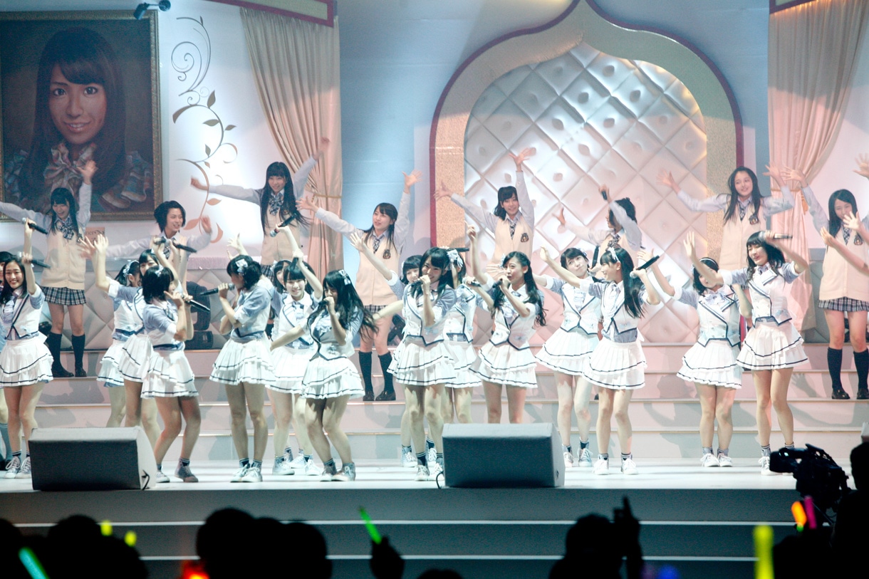 「ナギイチ」を披露するNMB48。