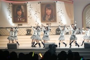 「チャイムはLOVE SONG」を披露するHKT48。