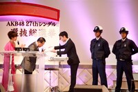 投票結果は厳重な警備体制でステージに運び込まれた。