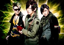 「脳内Survivor」仕様のアーティスト写真でのDAIGO（Vo）は、エクステンションを編み込んだ髪型。