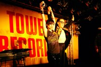 終演後ファンに挨拶する鬼束ちひろ（写真左）と富樫春生（右）。