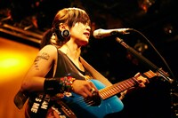 ライブのアンコールでギター弾き語りを披露する鬼束ちひろ。