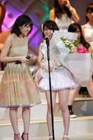 前田敦子、大島優子（写真左から） (C)AKS