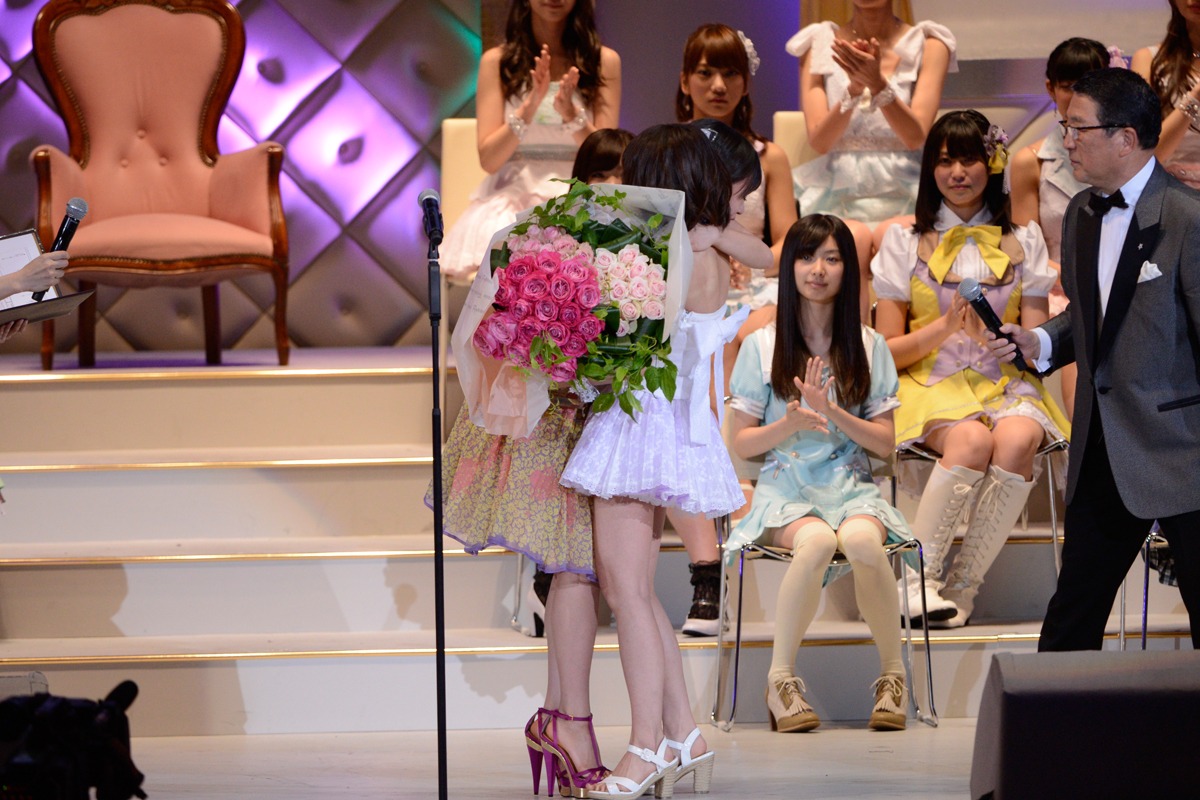 大島優子（写真右）を祝福するために駆けつけた前田敦子（左）。 (C)AKS
