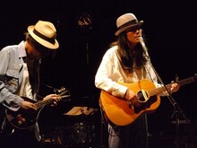 マイペースなトークでも会場を和ませた堀江博久とCurly Giraffe（撮影：YURIE NAGASHIMA）。