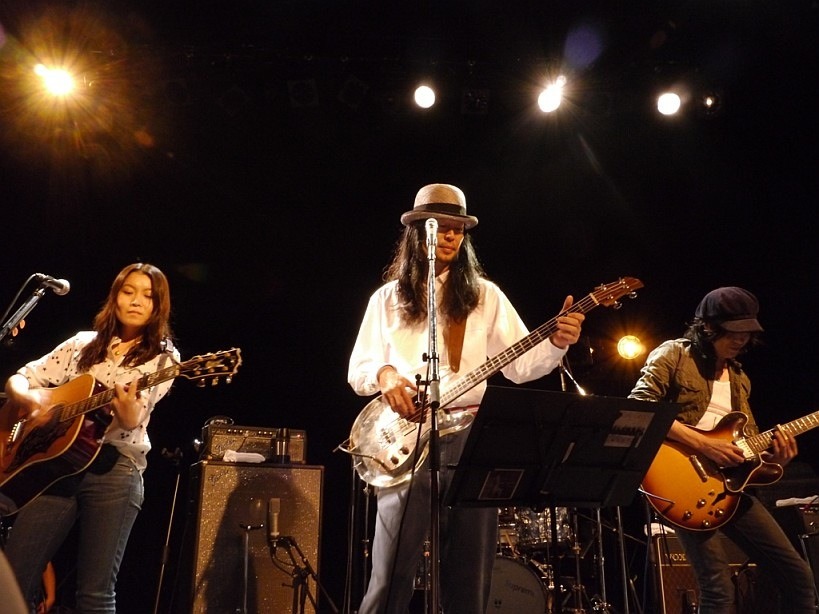 観客を沸かせたCurly GiraffeとLOVE PSYCHEDELICOのセッションの様子（撮影：YURIE NAGASHIMA）。