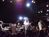 「Curly Giraffe Tour 2012 "FLEHMEN"」東京公演の様子（撮影：YURIE NAGASHIMA）。