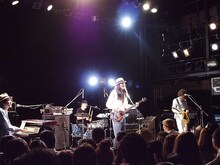 「Curly Giraffe Tour 2012 "FLEHMEN"」東京公演の様子（撮影：YURIE NAGASHIMA）。