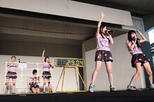 事務所に推され隊（有安杏果＆高城れに）。