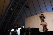 「words of the mind ～brandnew journey～」で手袋を投げる有安杏果。