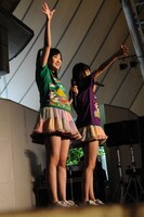 「事務所にもっと推され隊」を歌う事務所に推され隊（有安杏果＆高城れに）。