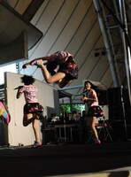 百田はこの日も見事「行くぜっ！怪盗少女」ですさまじい高さのえびぞりジャンプを決めた。