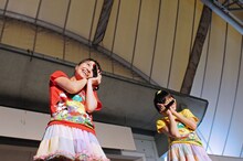 「シングルベッドはせまいのです」を歌うももたまい（百田夏菜子＆玉井詩織）。