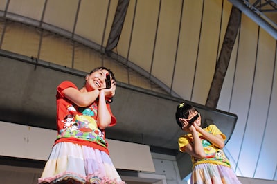 「シングルベッドはせまいのです」を歌うももたまい（百田夏菜子＆玉井詩織）。