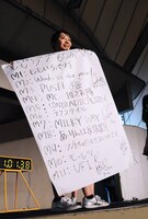 ファンにプレゼントするセットリストを広げる百田夏菜子。