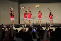 スーパーライブコーナーの最後の曲「ワニとシャンプー」をパフォーマンスするももいろクローバーZ。