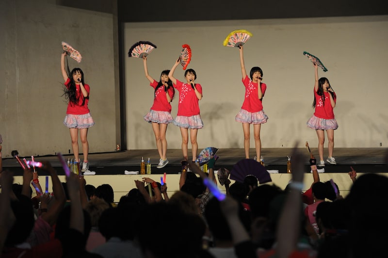 スーパーライブコーナーの最後の曲「ワニとシャンプー」をパフォーマンスするももいろクローバーZ。