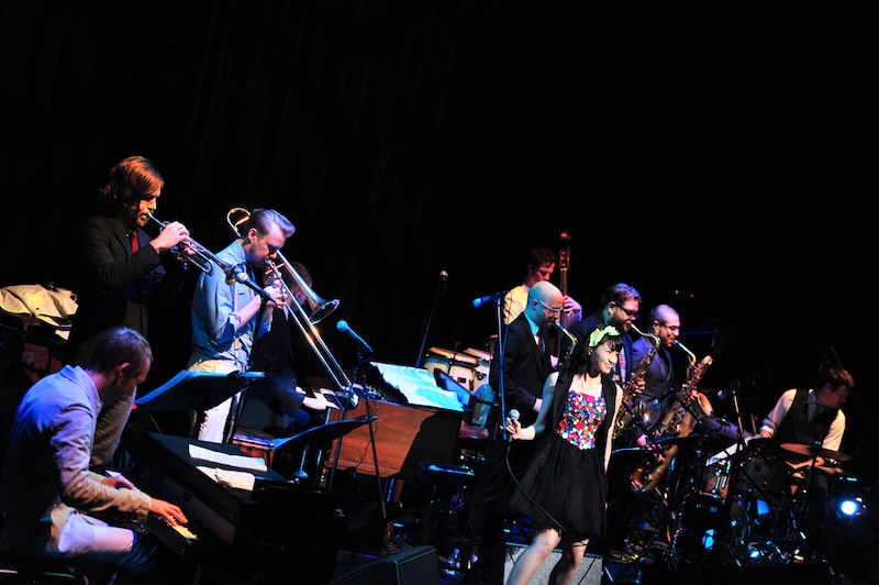 中島愛は今年6月に行われたラスマス・フェイバーのバンド「プラチナ・ジャズ・オーケストラ」のライブにゲスト参加。ジャズバンドをバックに「TRY UNITE!」「星間飛行」「アイモ～鳥のひと」を披露した。