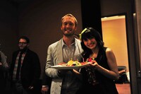 終演後の楽屋では、6月5日に誕生日を迎えたばかりのまめぐにサプライズでケーキが登場。ラスマスとバンドメンバーからスウェーデンのバースデーソングで祝福された。