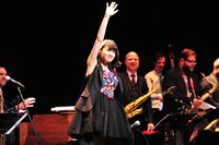 まめぐはカラフルなボタンをスパンコールのようにあしらったポップな衣装で登場。