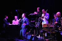 ときにはクールに、ときにはおどけて「はじめてのチュウ」「銀河鉄道999」などを熱唱したニクラス・ガブリエルッソン。