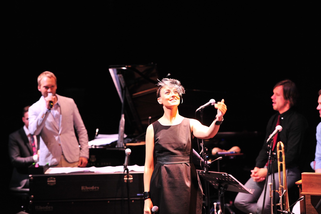 上品な歌声で観客を酔わせたエミリー・マクイーワン。