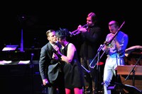 「Fly Me to the Moon」の歌詞に合わせてキスを迫るニクラス。