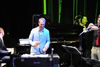 マラカスを両手にごきげんなラスマス。