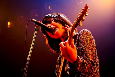 熱いMCでも観客を沸かせた尾崎世界観（Vo, G）。（撮影：浜野カズシ）