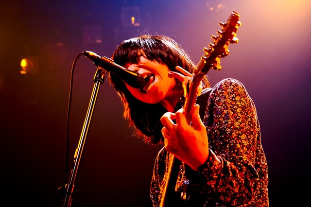 熱いMCでも観客を沸かせた尾崎世界観（Vo, G）。（撮影：浜野カズシ）