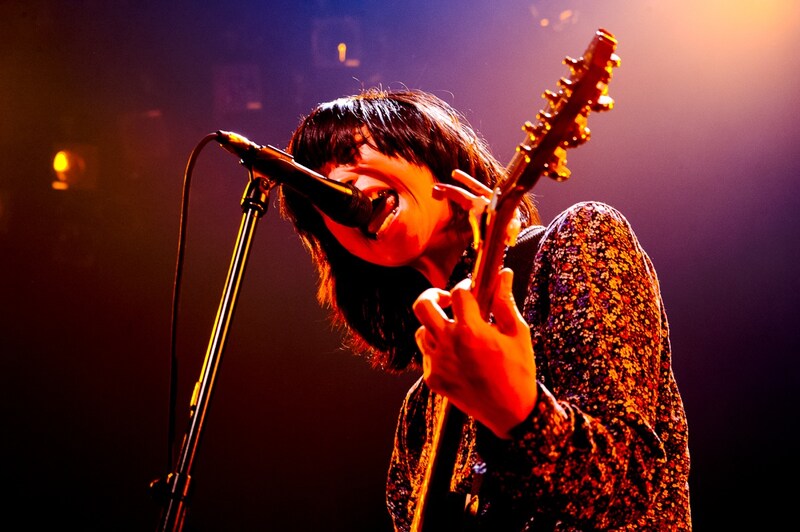 熱いMCでも観客を沸かせた尾崎世界観(Vo, G)。(撮影:浜野カズシ)