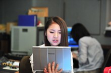 視聴者からの質問を読み上げる阿部真央。