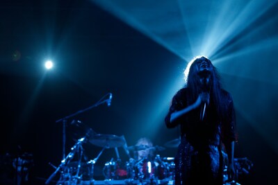 幕間では多くの著名人からのお祝いコメントが紹介され、会場を大いに盛り上げた。（撮影：三吉ツカサ［showcase］）