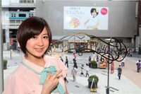 秋葉原のカフェ「THE ROSE & CROWN」から自身のビルボードを眺めるえれぴょん。