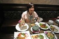 スペシャルハニートーストやタイ料理にご満悦のえれぴょん。