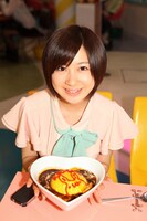 メイドの「おいしくなる魔法」がかかったオムライスを前にしたえれぴょん。