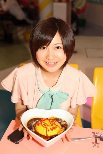 メイドの「おいしくなる魔法」がかかったオムライスを前にしたえれぴょん。