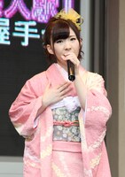 熱唱する岩佐美咲。